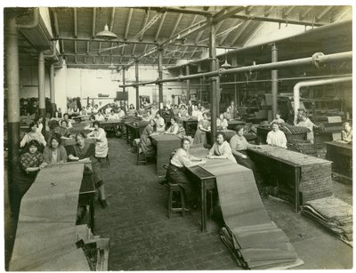 Afwerkingsruimte, tapijtfabriek, 1923 door English Photographer